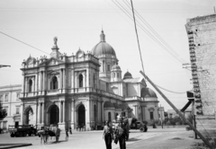 Olaszország, Pompei, Piazza Bartolo Longo, Beata Vergine del Rosario-bazilika., 1946, UWM Libraries, teherautó, lovaskocsi, járókelő, felsővezeték, villanypózna, Fortepan #259597