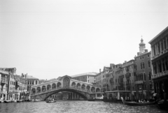 Olaszország, Velence, Canal Grande, szemben a Rialto híd., 1946, UWM Libraries, Harriet Helen Werley, gondola, Fortepan #259598