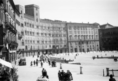 Olaszország, Siena, Piazza del Campo., 1946, UWM Libraries, Harriet Helen Werley, zászló, járókelő, Fortepan #259601