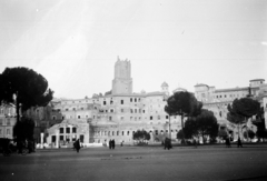 Olaszország, Róma, a Traianus fórum felett, a Quirinalis-dombon, Róma legrégebbi lakótornya Torre delle Milizie., 1946, UWM Libraries, Harriet Helen Werley, műemlék, épület, fa, járókelő, Fortepan #259602