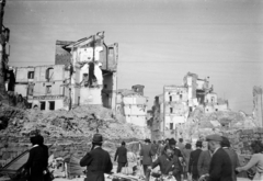 Olaszország, Firenze, a Borgo San Jacopo lebombázott házai a Via de' Guicciardini felől., 1946, UWM Libraries, Harriet Helen Werley, öltöny, férfiak, háborús kár, épületkár, kalap, járókelő, Fortepan #259604