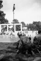 Olaszország, Livorno, amerikai katonák a függetlenség napi rendezvényen., 1946, UWM Libraries, Harriet Helen Werley, bámészkodás, mászás, Fortepan #259605