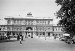 Olaszország, Róma, balra a Lungotevere Tor di Nona, jobbra a Lungotevere Marzio, szemben a Ponte Umberto I a Tevere folyón. A túlparton az Igazságügyi Palota (Palazzo di Giustizia)., 1946, UWM Libraries, Harriet Helen Werley, középület, lámpaoszlop, szobor, napernyő, felsővezeték, Fortepan #259608