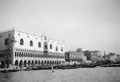 Olaszország, Velence, Canal Grande a Szent Márk térnél. Balra a gránitoszlopon Velence jelképe, a szárnyas oroszlán, mögötte a Dózse-palota., 1946, UWM Libraries, Harriet Helen Werley, műemlék, gondola, Fortepan #259610