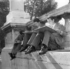 Olaszország, Róma, a felvétel a Piazza del Campidoglio mellvédjénél készült a Via delle Tre Pile felőli oldalon., 1959, UWM Libraries, Best of, dohányzás, rajztábla, cipő, Fortepan #259613