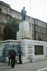 Oroszország, Habarovszk, Puskin utca, háttérben az egykori Habarovszki reáliskola épülete., 1964, UWM Libraries, Harrison Forman, szobor, dombormű, káposzta, zsebredugott kéz, Lenin-ábrázolás, címer, Fortepan #259625