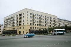 Oroszország, Habarovszk, Puskin utca - Muravjov-Amurszkij (Marx Károly) utca sarok a Lenin tér felől., 1964, UWM Libraries, Harrison Forman, autóbusz, színes, könyvesbolt, Fortepan #259628