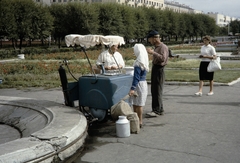 Oroszország, Habarovszk, Lenin tér, háttérben a Muravjov-Amurszkij (Marx Károly) utca., 1964, UWM Libraries, Harrison Forman, színes, gázpalack, tejeskanna, üdítőital, Fortepan #259649