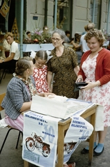 Oroszország, Habarovszk, Muravjov-Amurszkij (Marx Károly) utca, háttérben a 9-es számú ház., 1964, UWM Libraries, Harrison Forman, motorkerékpár, plakát, sorsjegy-árus, sorsjegy, Fortepan #259651