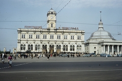 Oroszország, Moszkva, Komszomolszkaja tér, Leningrád vasútállomás., 1959, UWM Libraries, Harrison Forman, színes, cirill írás, toronyóra, Fortepan #259683