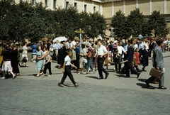 Oroszország, Moszkva, Vörös tér, jobbra a Nyikolszkaja (25. Oktjabrja) utca., 1959, UWM Libraries, Harrison Forman, színes, járókelő, életkép, gyalogos zóna, diplomatatáska, Fortepan #259689