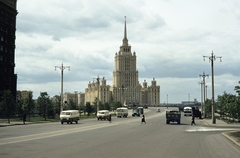 Oroszország, Moszkva, a Novij Arbat (Bolsoj Novinszkij pereulok) a Kutuzov híd felé nézve, szemben az Ukrajna Szálló., 1959, UWM Libraries, Harrison Forman, Szovjetunió, színes, Fortepan #259696