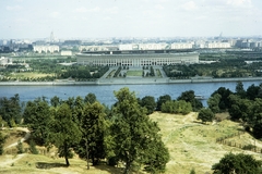 Oroszország, Moszkva, Moszkva folyó és a Luzsnyiki stadion a Veréb-hegyről (ekkor Lenin-hegy), a Lomonoszov Egyetem irányából nézve., 1959, UWM Libraries, színes, Fortepan #259726