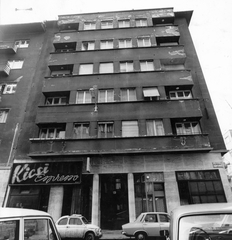 Magyarország, Budapest IX., Lónyay (Szamuely) utca 39/a, Kicsi eszpresszó., 1980, Ferencvárosi Helytörténeti Gyűjtemény, automobil, Fiat 500, Dacia 1300, kávézó, Budapest, Fortepan #25973