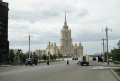 Oroszország, Moszkva, a Novij Arbat (Bolsoj Novinszkij pereulok) a Kutuzov híd felé nézve, szemben az Ukrajna Szálló., 1959, UWM Libraries, színes, Fortepan #259733