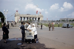 Oroszország, Moszkva, Gorkij-park, háttérben a főbejárat., 1959, UWM Libraries, Harrison Forman, fagylalt, fagylaltpult, fagylaltos, színes, cirill írás, Fortepan #259740