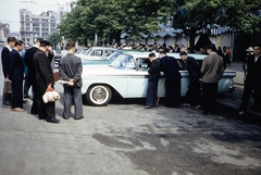 Oroszország, Moszkva, Forradalom tér (plosagy Revoljucii), a felvétel a Hotel Metropol előtt készült., 1959, UWM Libraries, Harrison Forman, bámészkodás, automobil, színes, cekker, Fortepan #259744