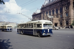 Oroszország, Moszkva, Forradalom tér (plosagy Revoljucii) a Színház (Szverdlov) tér felé nézve, jobbra a Lenin Múzeum (eredetileg Városháza, ma az 1812-es háború múzeuma)., 1959, UWM Libraries, Harrison Forman, trolibusz, színes, Fortepan #259748