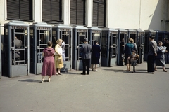 Oroszország, Moszkva, Színház (Szverdlov) tér, telefonfülkék a metróállomás mellett., 1959, UWM Libraries, Harrison Forman, telefonfülke, színes, cirill írás, Fortepan #259752