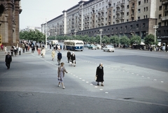 Oroszország, Moszkva, Tverszkaja (ekkor Gorkij) utca, balra a Gazetníj pereulok (ekkor Ogarjova utca) torkolata., 1959, UWM Libraries, Harrison Forman, gyalogátkelő, utcakép, színes, Fortepan #259755