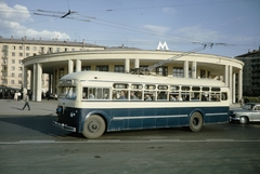 Oroszország, Moszkva, Vernadszkij sugárút, az 1. metróvonal Egyetem állomása a Lomonoszov sugárút sarkán, 1959, UWM Libraries, trolibusz, színes, Fortepan #259770