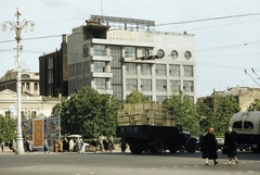 Oroszország, Moszkva, Puskin tér, az Izvesztyija című moszkvai napilap székháza., 1959, UWM Libraries, színes, cirill írás, középület, láda, rekesz, teherautó, Fortepan #259772