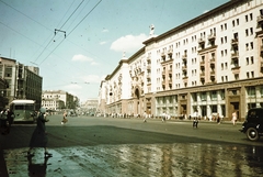 Oroszország, Moszkva, Tverszkaja (ekkor Gorkij) utca, jobbra középen a Georgijevszkij pereulok bejárata., 1959, UWM Libraries, utcakép, trolibusz, színes, Fortepan #259773