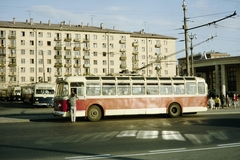 Oroszország, Moszkva, Vernadszkij sugárút, a kép jobb szélén az 1. metróvonal Egyetem állomása a Lomonoszov sugárút sarkán., 1959, UWM Libraries, trolibusz, színes, Fortepan #259793