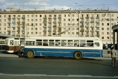 Oroszország, Moszkva, Vernadszkij sugárút, a kép jobb szélén az 1. metróvonal Egyetem állomása a Lomonoszov sugárút sarkán., 1959, UWM Libraries, trolibusz, színes, Fortepan #259798