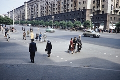 Oroszország, Moszkva, Tverszkaja (ekkor Gorkij) utca, balra a Gazetníj pereulok (ekkor Ogarjova utca) torkolata., 1959, UWM Libraries, gyalogátkelő, utcakép, színes, Fortepan #259804