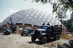 Oroszország, Moszkva, Szokolnyiki-park, az Amerikai Nemzeti Kiállítás pavilonja., 1959, UWM Libraries, teherautó, geometria, markológép, geodóm, színes, Fortepan #259807