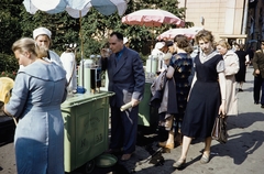 Oroszország, Moszkva, Nyikolszkaja (Október 25.) utca a Vörös tér felől., 1959, UWM Libraries, Harrison Forman, színes, napernyő, mozgóárus, üdítőital, Fortepan #259845