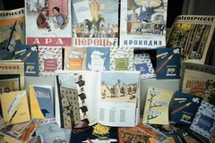 Oroszország, 1959, UWM Libraries, Harrison Forman, újság, újságárus, karikatúra, színes, cirill írás, Fortepan #259848