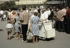 Oroszország, Moszkva, Forradalom tér (plosagy Revoljucii), háttérben a Hotel Metropol., 1959, UWM Libraries, Harrison Forman, színes, mozgóárus, cirill írás, cekker, Fortepan #259854