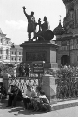 Oroszország, Moszkva, Vörös tér, Minyin és Pozsarszkij szobra mögött balra a Honvédelmi Minisztérium épülte, jobbra a Vaszilij Blazsennij székesegyház., 1939, UWM Libraries, Harrison Forman, felirat, Szovjetunió, szoborcsoport, Fortepan #259894