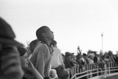 Oroszország, Moszkva, Gorkij-park, a felvétel az ejtőernyős ugrótorony előtt készült., 1939, UWM Libraries, Harrison Forman, tömeg, nézés, Fortepan #259906