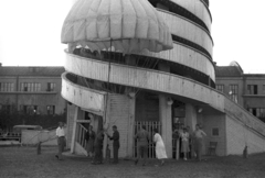 Oroszország, Moszkva, Gorkij-park, a felvétel az ejtőernyős ugrótorony előtt készült., 1939, UWM Libraries, Harrison Forman, ejtőernyő, Fortepan #259907