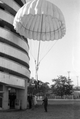 Oroszország, Moszkva, Gorkij-park, a felvétel az ejtőernyős ugrótorony előtt készült., 1939, UWM Libraries, Harrison Forman, ejtőernyő, Fortepan #259913