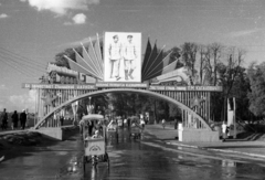 Oroszország, Moszkva, Gorkij-park., 1939, UWM Libraries, Harrison Forman, Sztálin ábrázolás, üdítőital, propaganda, vörös csillag, vasút, tricikli, Fortepan #259933