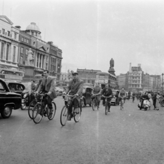 Írország, Dublin, O'Connell Street a Daniel O'Connell emlékmű (John Henry Foley, 1882.) felé nézve., 1956, UWM Libraries, kerékpár, utcakép, motorkerékpár, képarány: négyzetes, szobor, háttal, emeletes autóbusz, Fortepan #259971