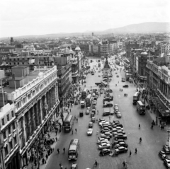 Írország, Dublin, kilátás a Nelson-emlékoszlopról az O'Connell Street-re, háttérben a Daniel O'Connell emlékmű és az O'Connel Bridge., 1956, UWM Libraries, madártávlat, utcakép, emeletes autóbusz, köztéri óra, képarány: négyzetes, Fortepan #259980