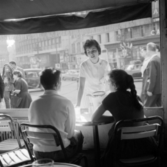 Franciaország, Marseille, terasz a Boulevard Garibaldi - La Canebière sarkán, szemben a La Canebière - Boulevard Dugommier sarok., 1958, UWM Libraries, fiatalság, hajfonat, napsütés, Fortepan #259982