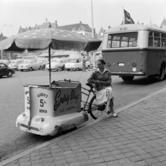 Belgium, Brugge, Grote Markt., 1959, UWM Libraries, Best of, napernyő, fagylaltos, angol felirat, mozgóárus, tricikli, Fortepan #259983