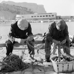 Franciaország, Cassis, kikötő., 1958, UWM Libraries, Eugene Vernon Harris, képarány: négyzetes, férfiak, halászháló, Fortepan #259984