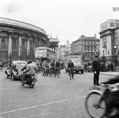 Írország, Dublin, College Green a Westmorland Street felé nézve, balra a Parlament, jobb szélen a Trinity College épülete., 1956, UWM Libraries, utcakép, rendőr, kerékpár, forgalom, képarány: négyzetes, Fortepan #259988