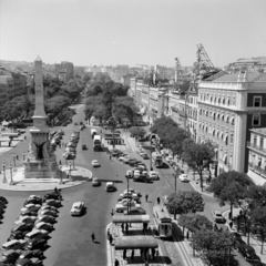 Portugália, Lisszabon, Praça dos Restauradores, az Avenida da Liberdare felé. A tér közepén a Monumento aos Restauradores., 1959, UWM Libraries, Eugene Vernon Harris, látkép, madártávlat, emlékmű, Fortepan #260009