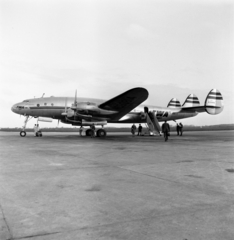 Shannon repülőtér, a TWA légitársaság Star Of Hollywood nevű repülőgépe., 1947, UWM Libraries, aircraft steps, airplane, Lockheed-brand, TWA airlines, airport, Lockheed L-049 Constellation, Fortepan #260020