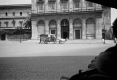 Olaszország, Róma, Piazza di San Giovanni in Laterano, szemben a Scala Santa pápai szentélye., 1946, UWM Libraries, Harriet Helen Werley, tér, szarvasmarha, szekér, Fortepan #260030