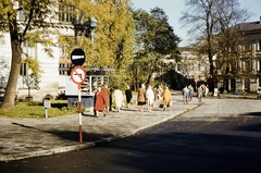 Lengyelország, Varsó, ulica Oboźna, jobbra a Varsói Egyetem Könyvtárának és Jogi és Közigazgatási Karának épülete., 1960, UWM Libraries, Harrison Forman, színes, utcakép, Fortepan #260035