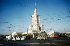 Lengyelország, Varsó, a mai Rondo Romana Dmowskiego (Aleje Jerozolimskie - ulica Marszalkowska kereszteződés), a Kultúra és Tudomány Palotája., 1960, UWM Libraries, Harrison Forman, villamos, rendőrdobogó, forgalomirányítás, rendőr, FSO Warszawa 204P, színes, modern építészet, Fortepan #260041